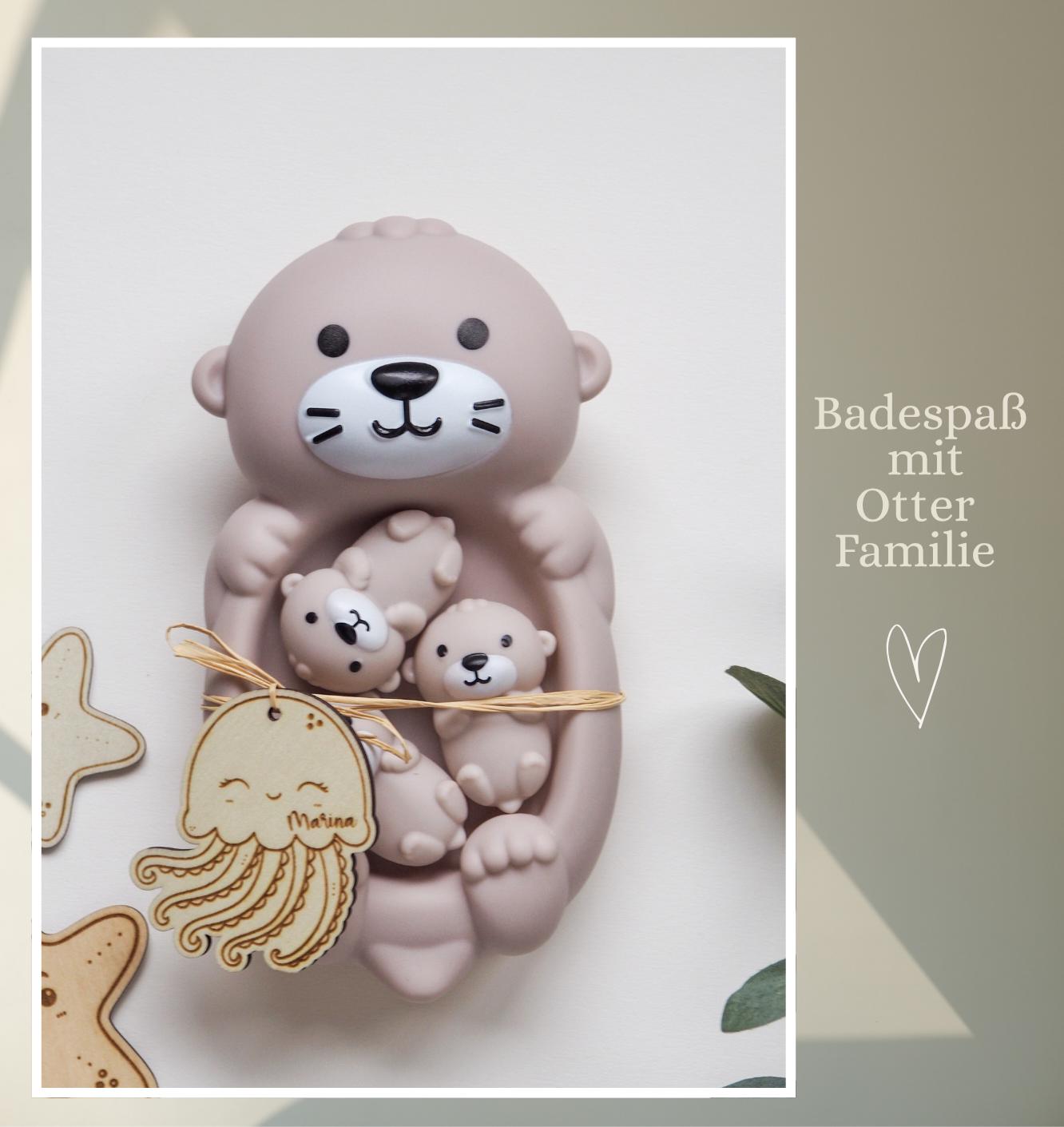 Otter family bath toy