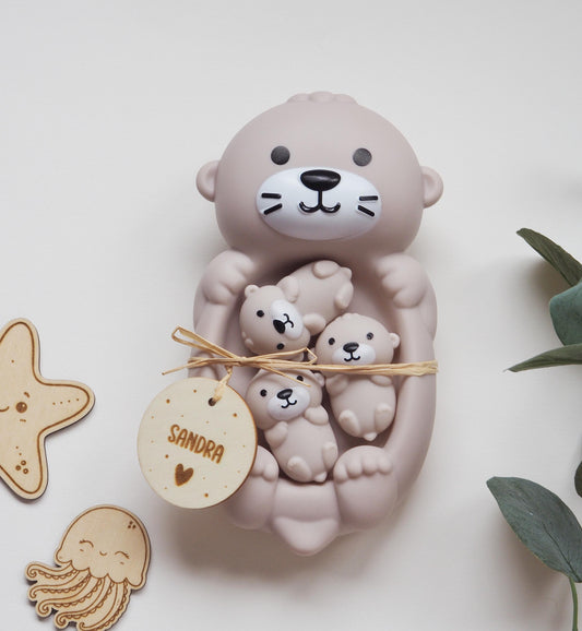 Otter family bath toy